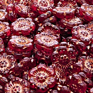 8ks České skleněné mačkané korálky kytičky ploché 14mm rubín/ bronzový zátěr